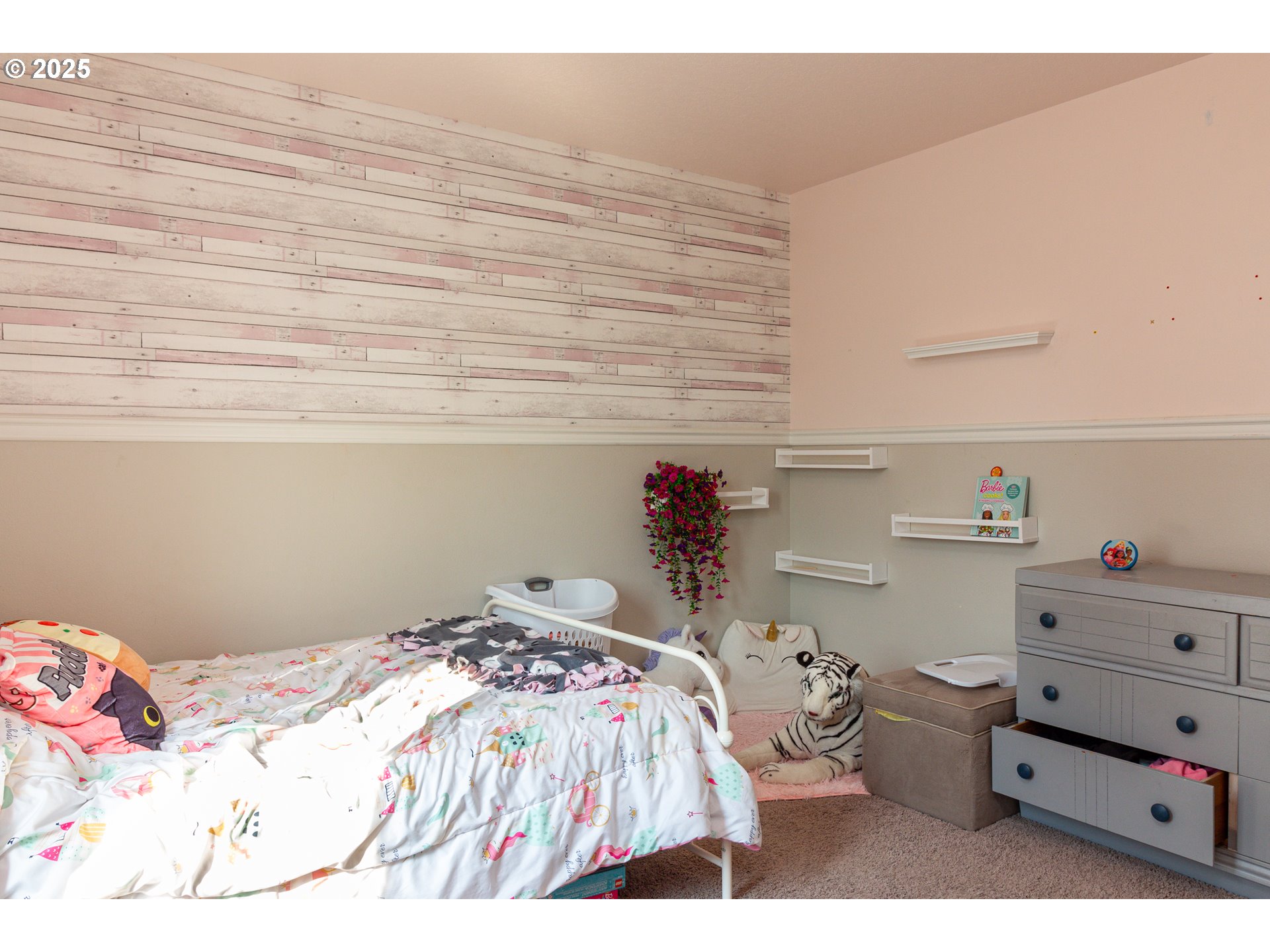 1815 Minnehaha Road Hermiston, OR 97838 - Photo 9 of 34 a bedroom with a bed and a dresser