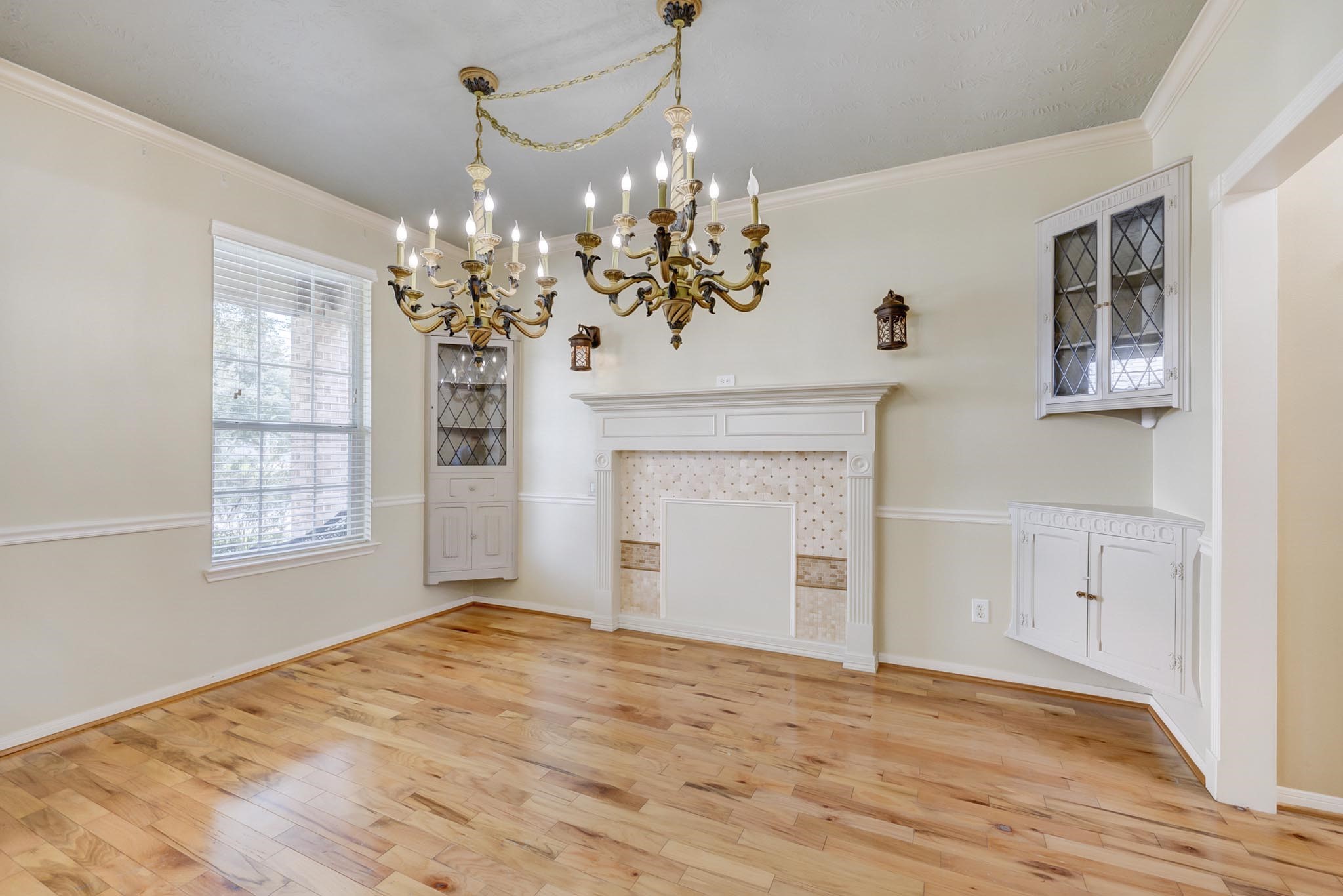 18606 Spring Heather Court Spring, TX 77379 - Photo 11 of 50 With connection to the kitchen this space has easy access to the preparations.