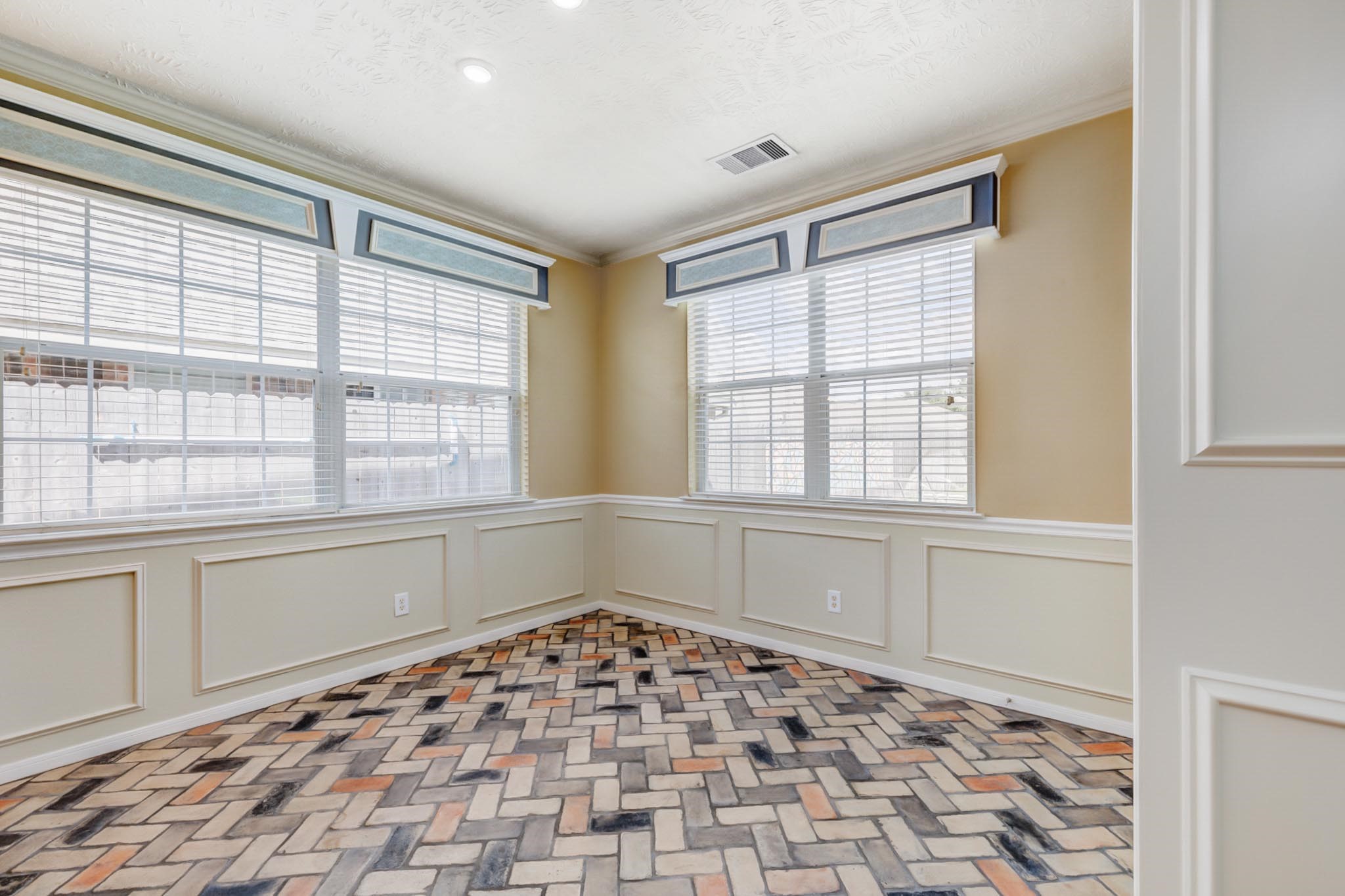18606 Spring Heather Court Spring, TX 77379 - Photo 18 of 50 Wake up to the smell of breakfast, your family surrounded around the breakfast table sharing a meal with lots of natural light!