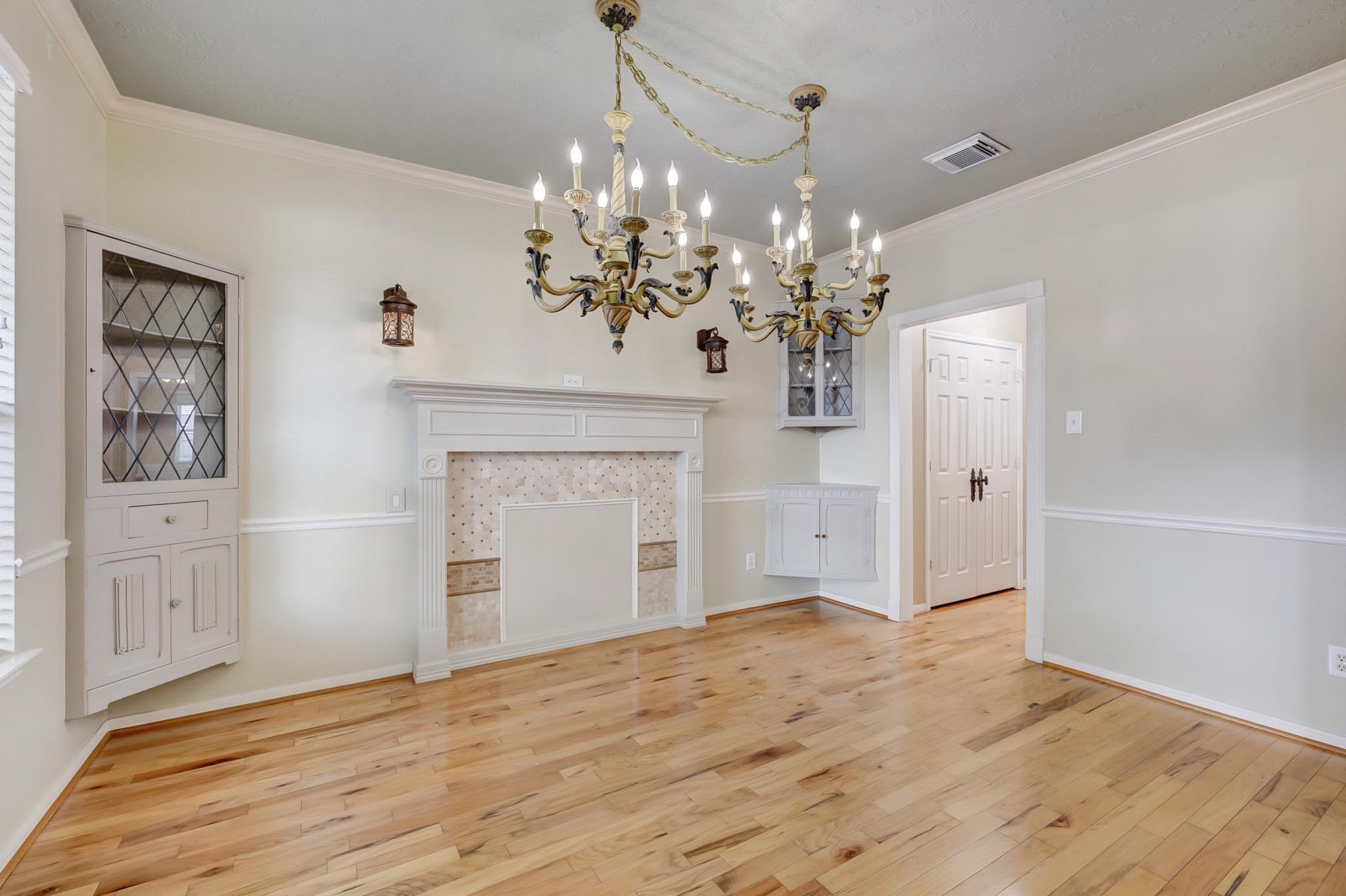 18606 Spring Heather Court Spring, TX 77379 - Photo 10 of 50 Host your family and friends to share a meal together in this classic dining room