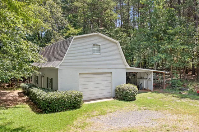 a view of a house with back yard