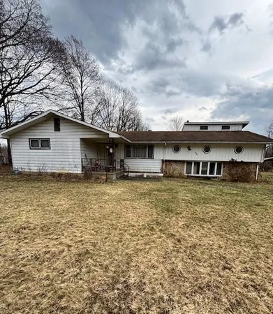 a view of a house with a yard
