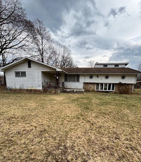 a view of a house with a yard