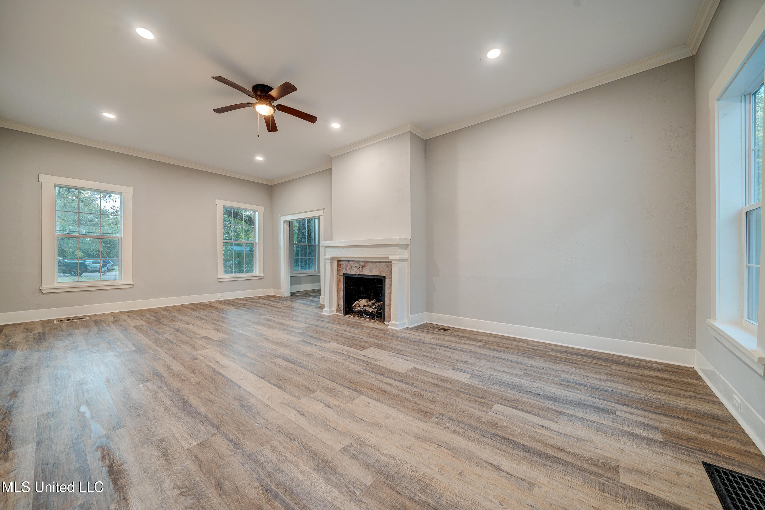 586 Central Avenue Coldwater, MS 38618 - Photo 8 of 30 586 Central Ave Coldwater Int-9