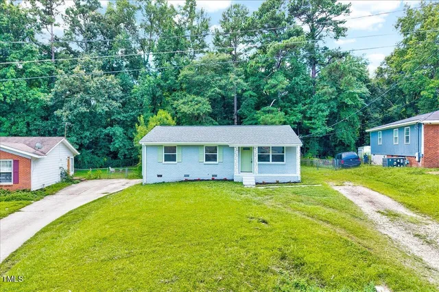 a view of a backyard with barn