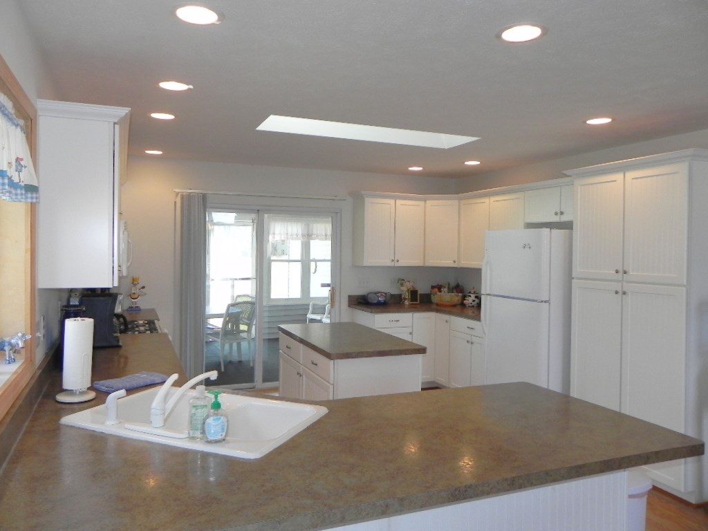 567 Baintree Road Lake Summerset, IL 61019 - Photo 12 of 25 a kitchen with refrigerator and window