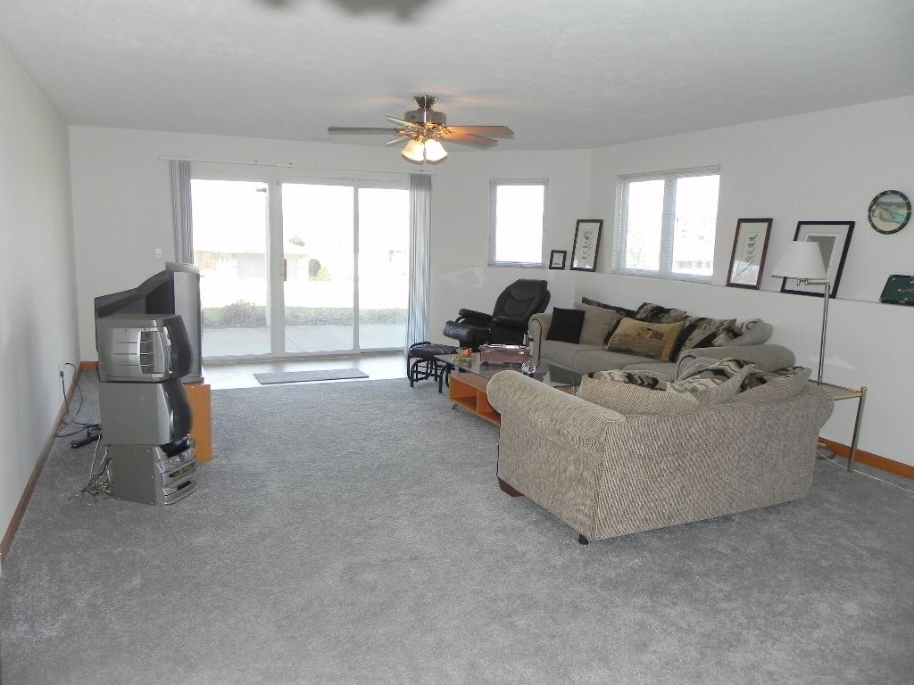 567 Baintree Road Lake Summerset, IL 61019 - Photo 24 of 25 a living room with furniture and a large window