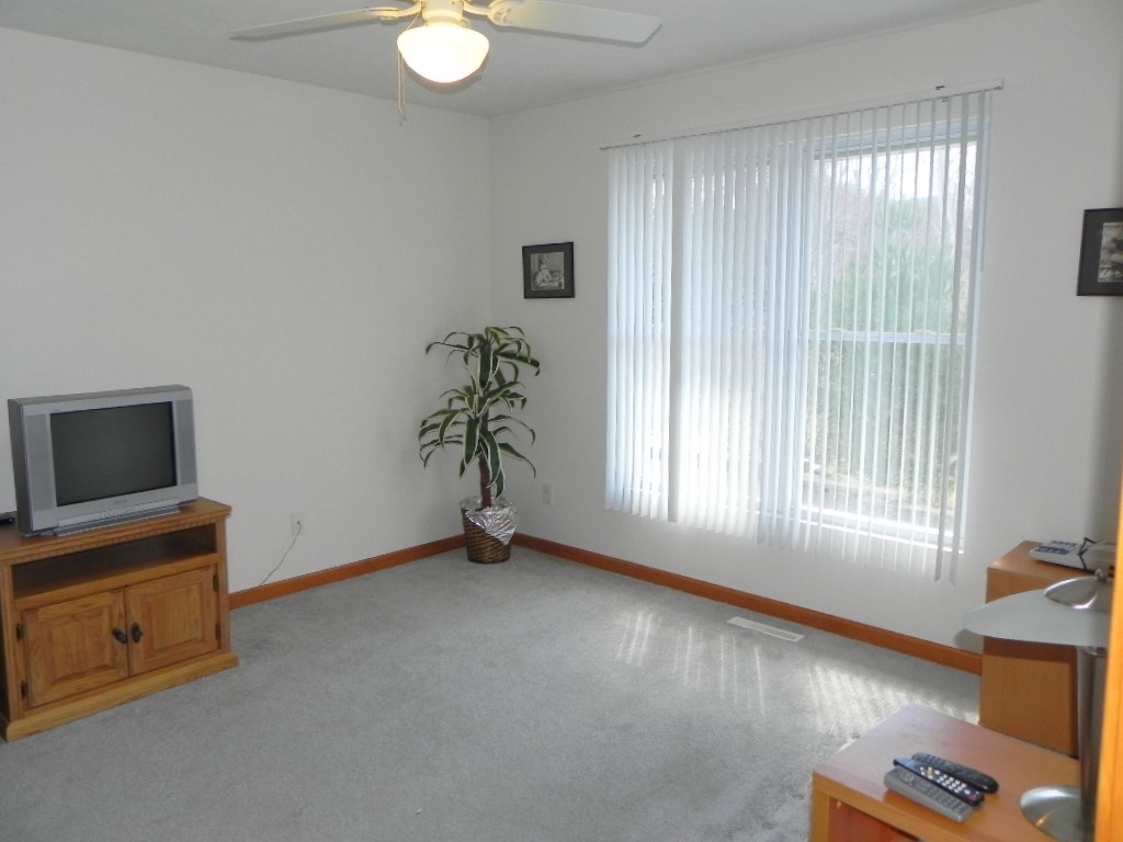 567 Baintree Road Lake Summerset, IL 61019 - Photo 9 of 25 a view of livingroom with furniture and windows