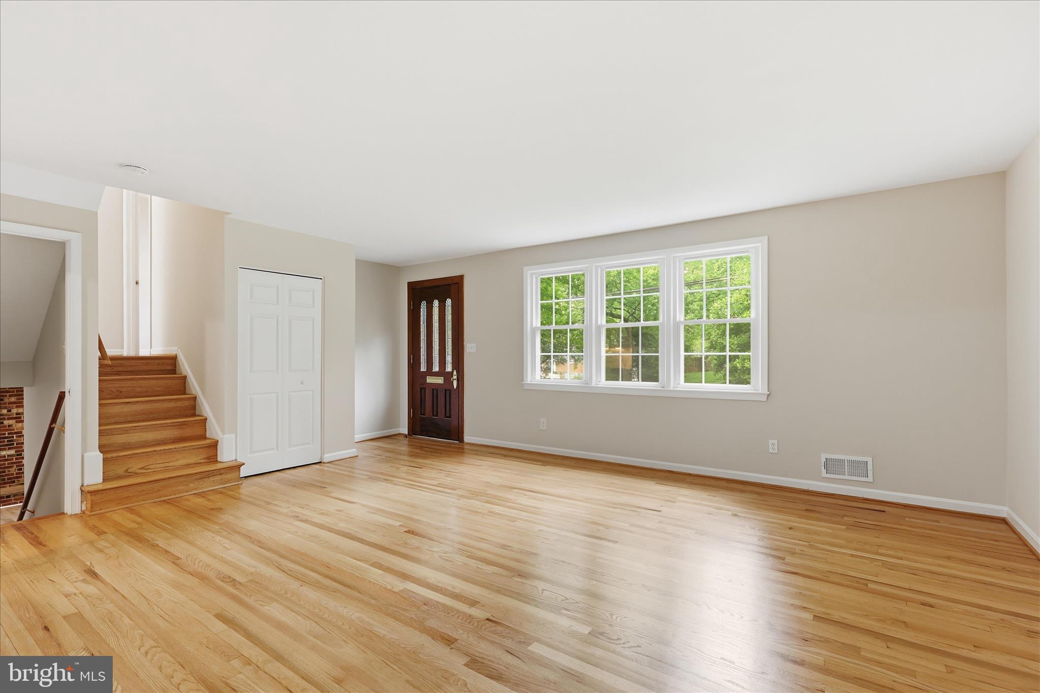 8805 Stark Road Annandale, VA 22003 - Photo 9 of 48 Living room