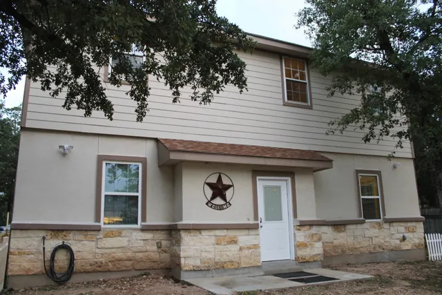 $2,400 | 975 State Highway 95, Bastrop, TX 78602