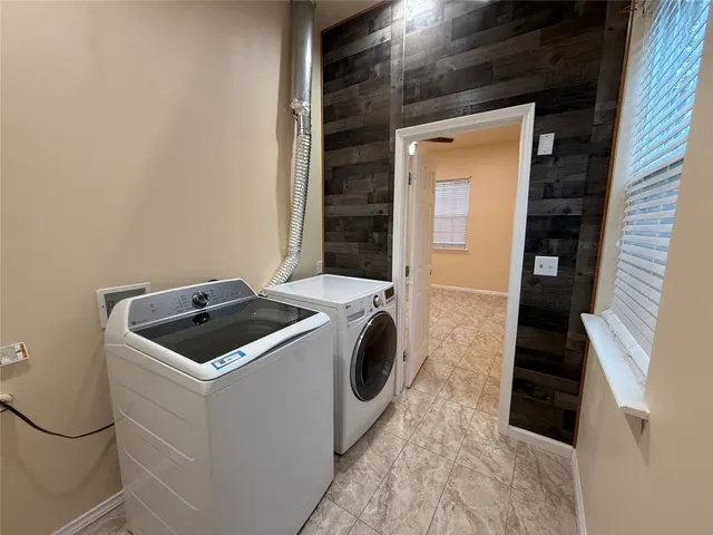 $2,400 | 975 State Highway 95, Bastrop, TX 78602