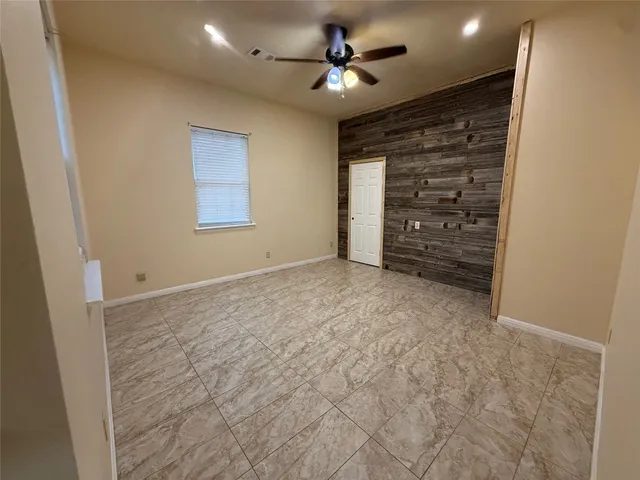 $2,400 | 975 State Highway 95, Bastrop, TX 78602