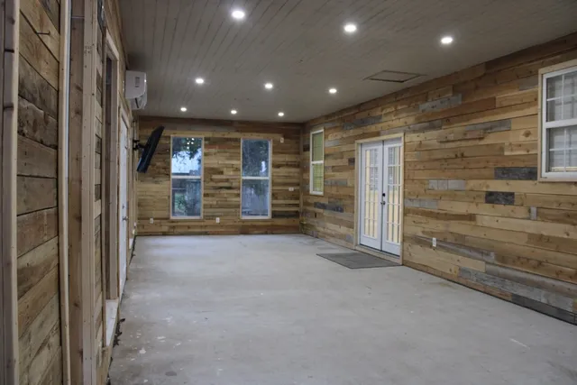 $2,400 | 975 State Highway 95, Bastrop, TX 78602