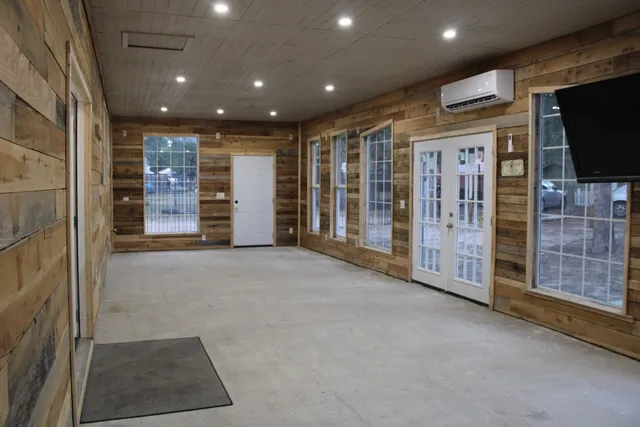 $2,400 | 975 State Highway 95, Bastrop, TX 78602