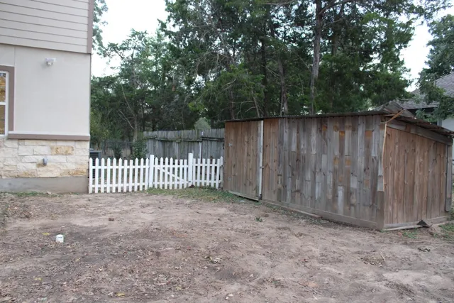 $2,400 | 975 State Highway 95, Bastrop, TX 78602