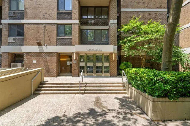 $749,000 | 333 Pearl Street, Unit 6M | Financial District