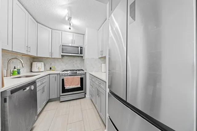 $749,000 | 333 Pearl Street, Unit 6M | Financial District