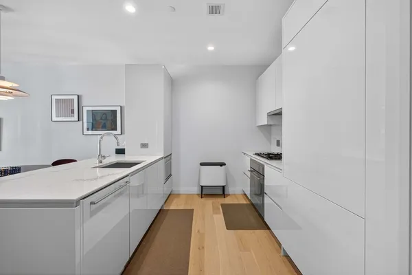 $9,800 | 135 Seaport Boulevard, Unit 2001, Boston, MA 02210