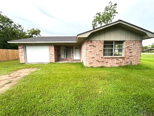 $1,400 | 110 Cedar Street, Louise, TX 77455