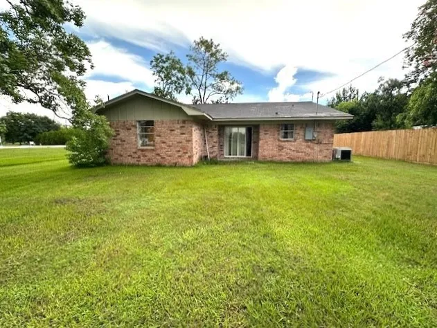 $1,400 | 110 Cedar Street, Louise, TX 77455