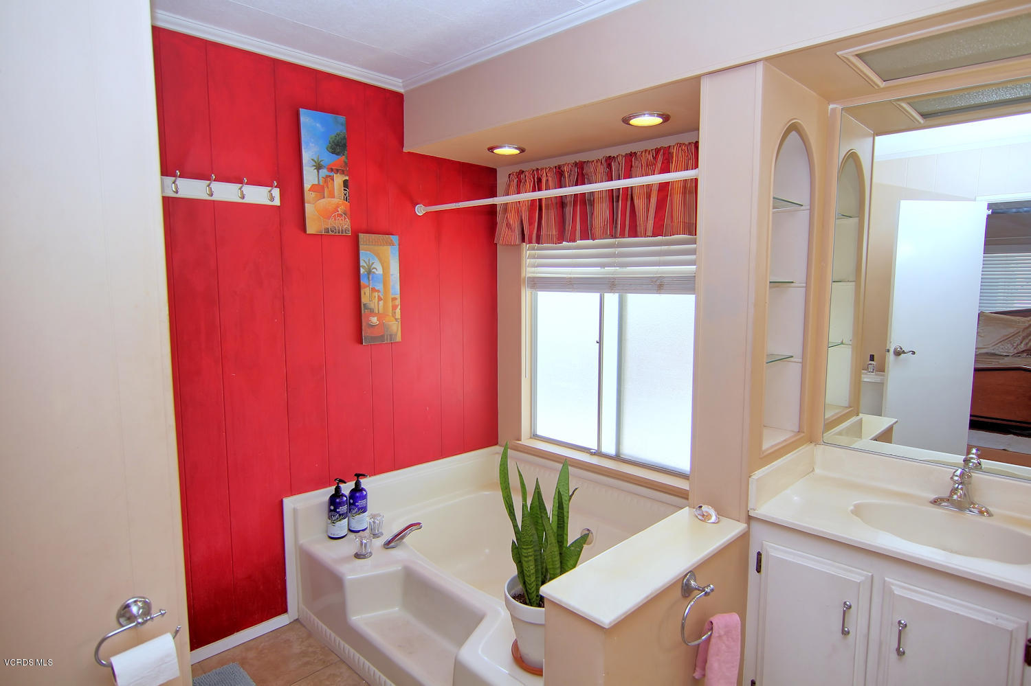 250 East Telegraph Road, Unit 129 Fillmore, CA 93015 - Photo 14 of 22 14. Master bathroom