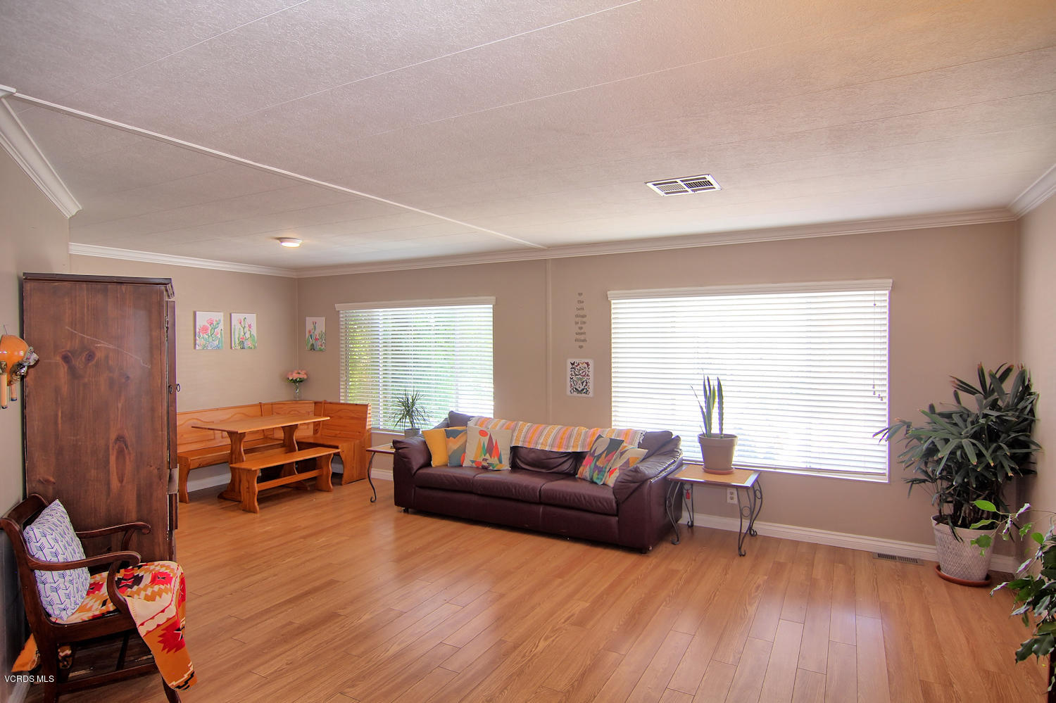 250 East Telegraph Road, Unit 129 Fillmore, CA 93015 - Photo 7 of 22 7. Living room