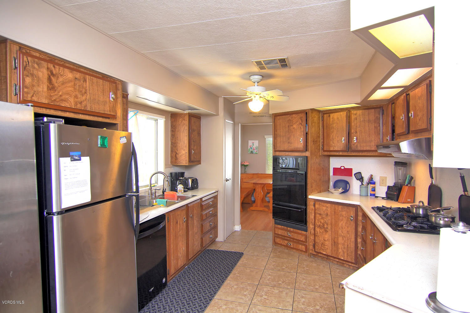 250 East Telegraph Road, Unit 129 Fillmore, CA 93015 - Photo 9 of 22 9. Kitchen