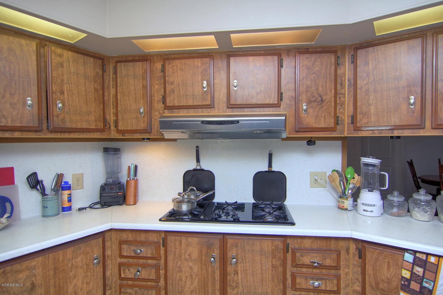 250 East Telegraph Road, Unit 129 Fillmore, CA 93015 - Photo 10 of 22 10. Kitchen
