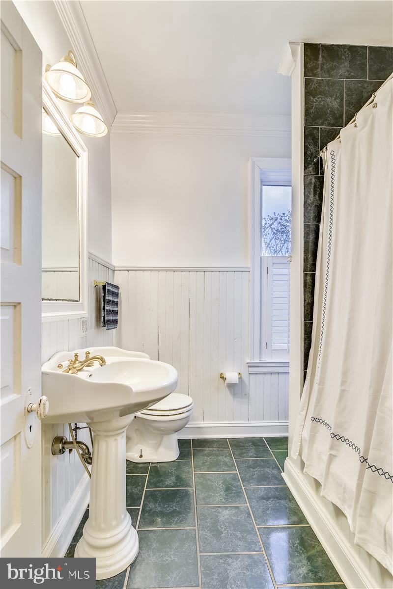 15 High Street Round Hill, VA 20141 - Photo 12 of 57 Full Main Floor Bath