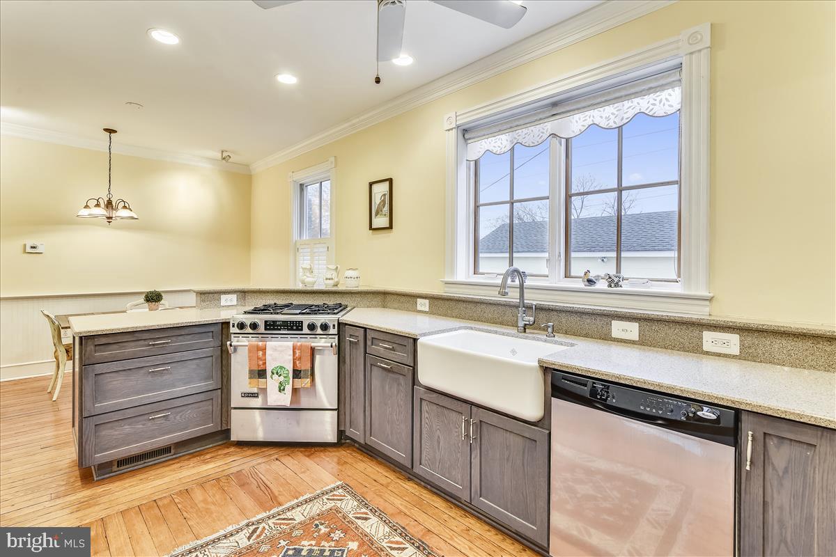 15 High Street Round Hill, VA 20141 - Photo 14 of 57 Custom Kitchen with Farmhouse Sink