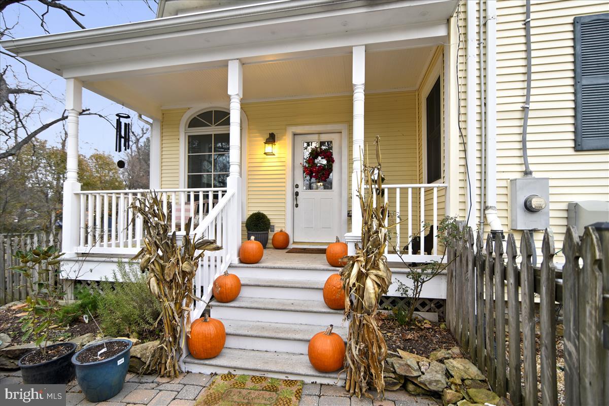 15 High Street Round Hill, VA 20141 - Photo 21 of 57 Side Porch by Parking