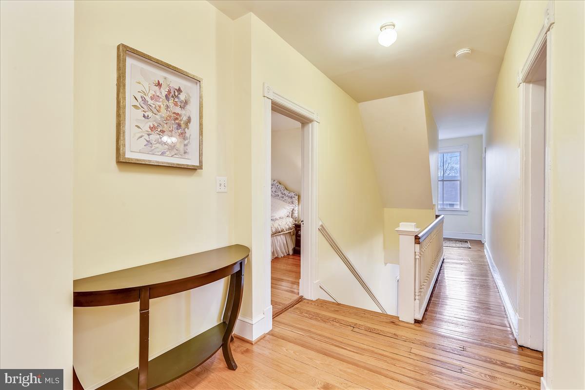 15 High Street Round Hill, VA 20141 - Photo 25 of 57 2nd Floor Hallway