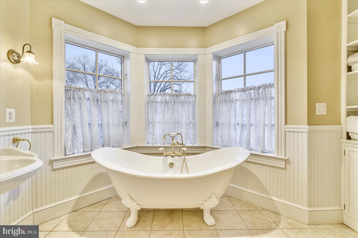15 High Street Round Hill, VA 20141 - Photo 28 of 57 Slipper Soaking Tub