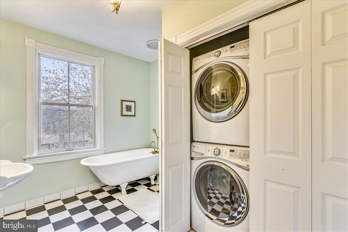 15 High Street Round Hill, VA 20141 - Photo 35 of 57 Family Bath with Laundry