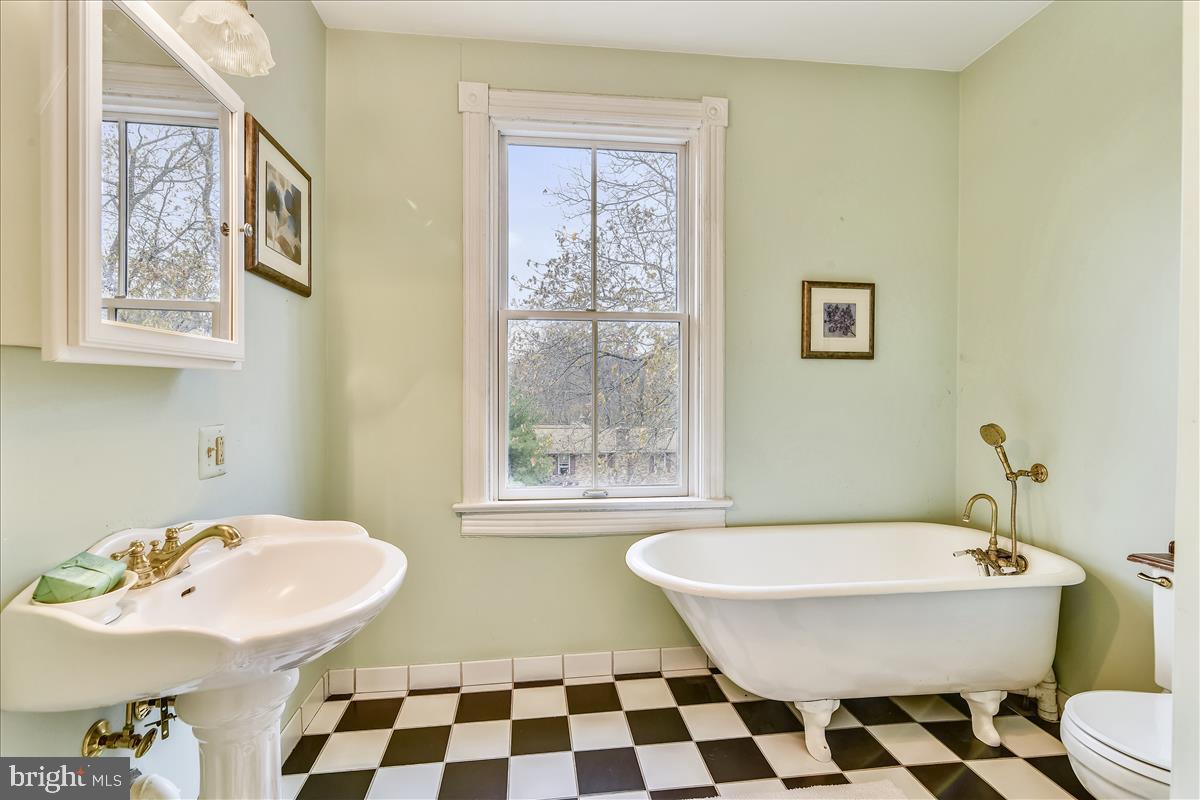 15 High Street Round Hill, VA 20141 - Photo 37 of 57 Soaking tub