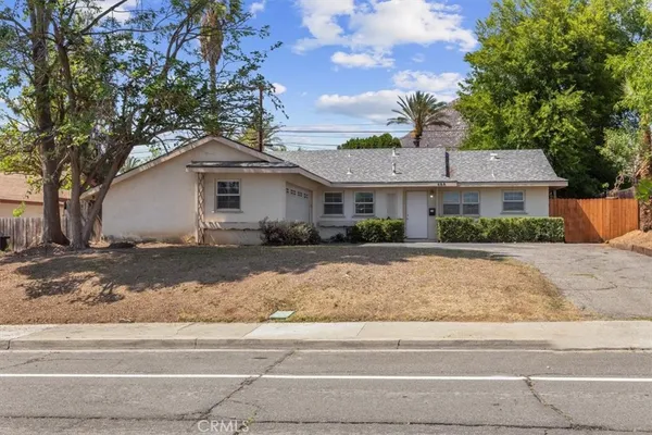 $2,950 | 529 West Blaine Street, Riverside, CA 92507