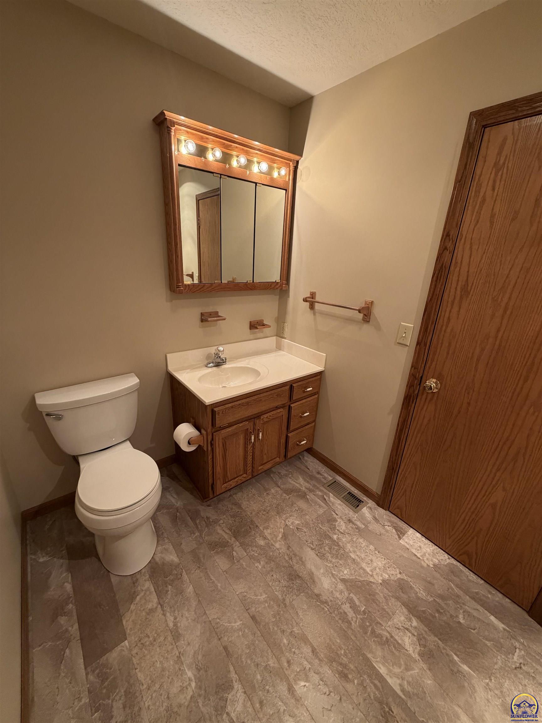 6130 Northeast Shaffer Road Topeka, KS 66617 - Photo 9 of 40