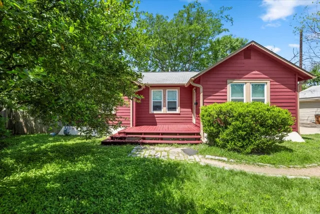 a view of a house with a yard