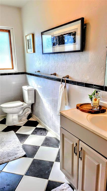 3236 South Lockwood Ridge Road Sarasota, FL 34239 - Photo 27 of 32 a bathroom with a sink and a mirror