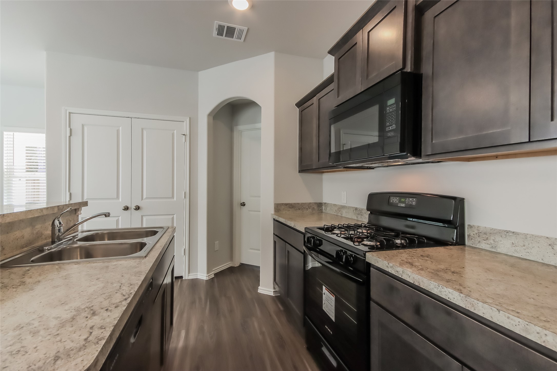 22319 Red Knot Run Splendora, TX 77372 - Photo 6 of 15 Photos may be representative of the floor plan and not the exact home. Finishes, layout, and features of the actual property for lease may vary.