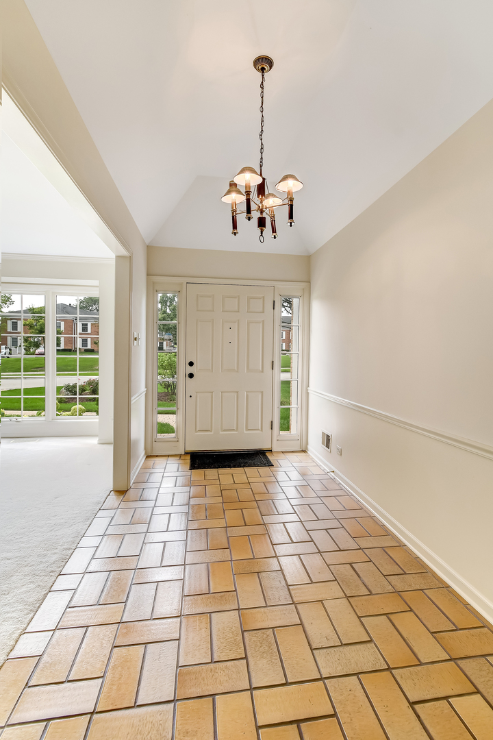 129 Carriage Way Drive Burr Ridge, IL 60527 - Photo 4 of 28