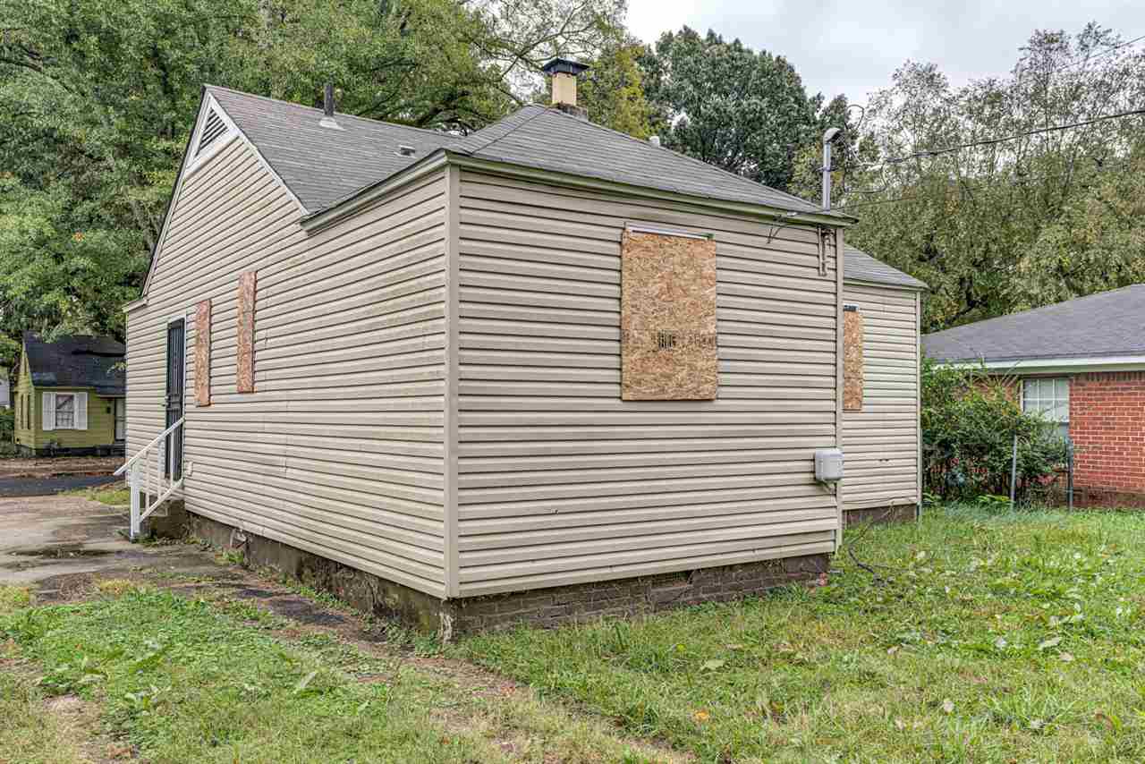 1023 Parkland Road Memphis, TN 38111 - Photo 19 of 22 a view of a house with a yard and garage