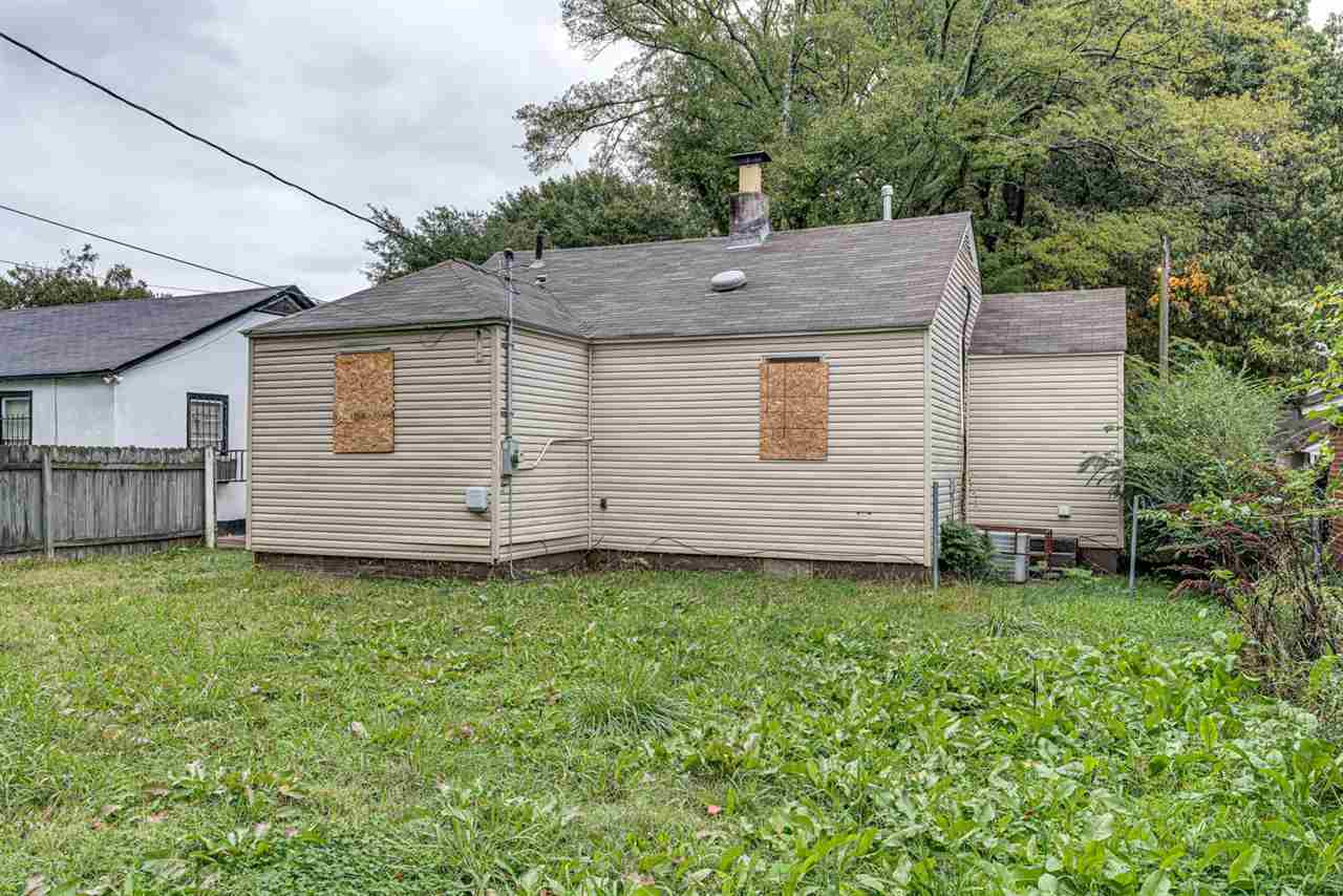 1023 Parkland Road Memphis, TN 38111 - Photo 21 of 22 a backyard of a house with lots of green space