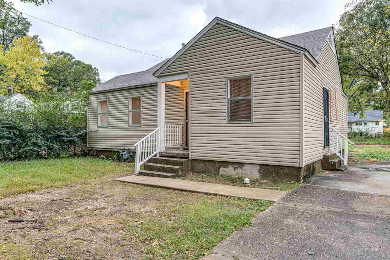 1023 Parkland Road Memphis, TN 38111 - Photo 4 of 22 a front view of a house with garden