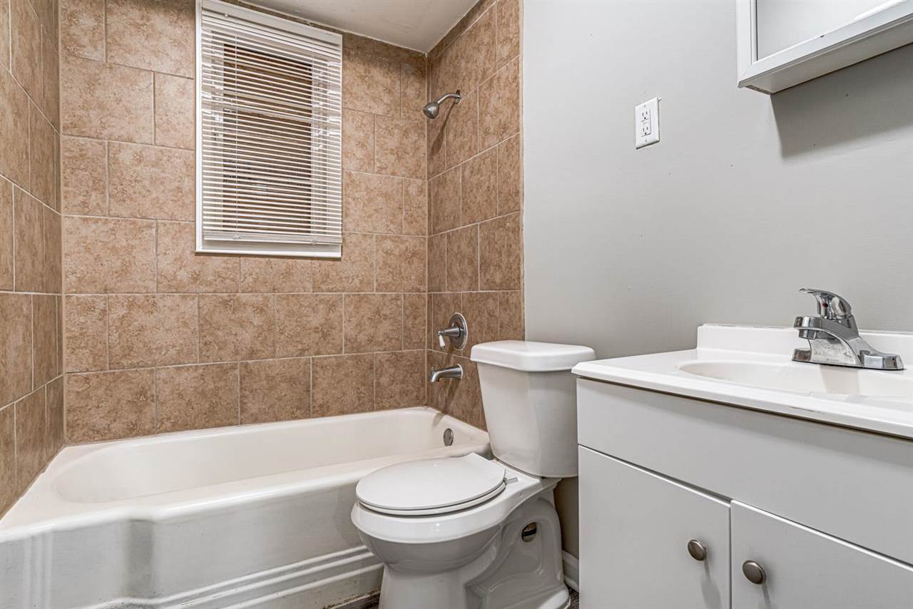 1023 Parkland Road Memphis, TN 38111 - Photo 10 of 22 a bathroom with a sink toilet and bathtub