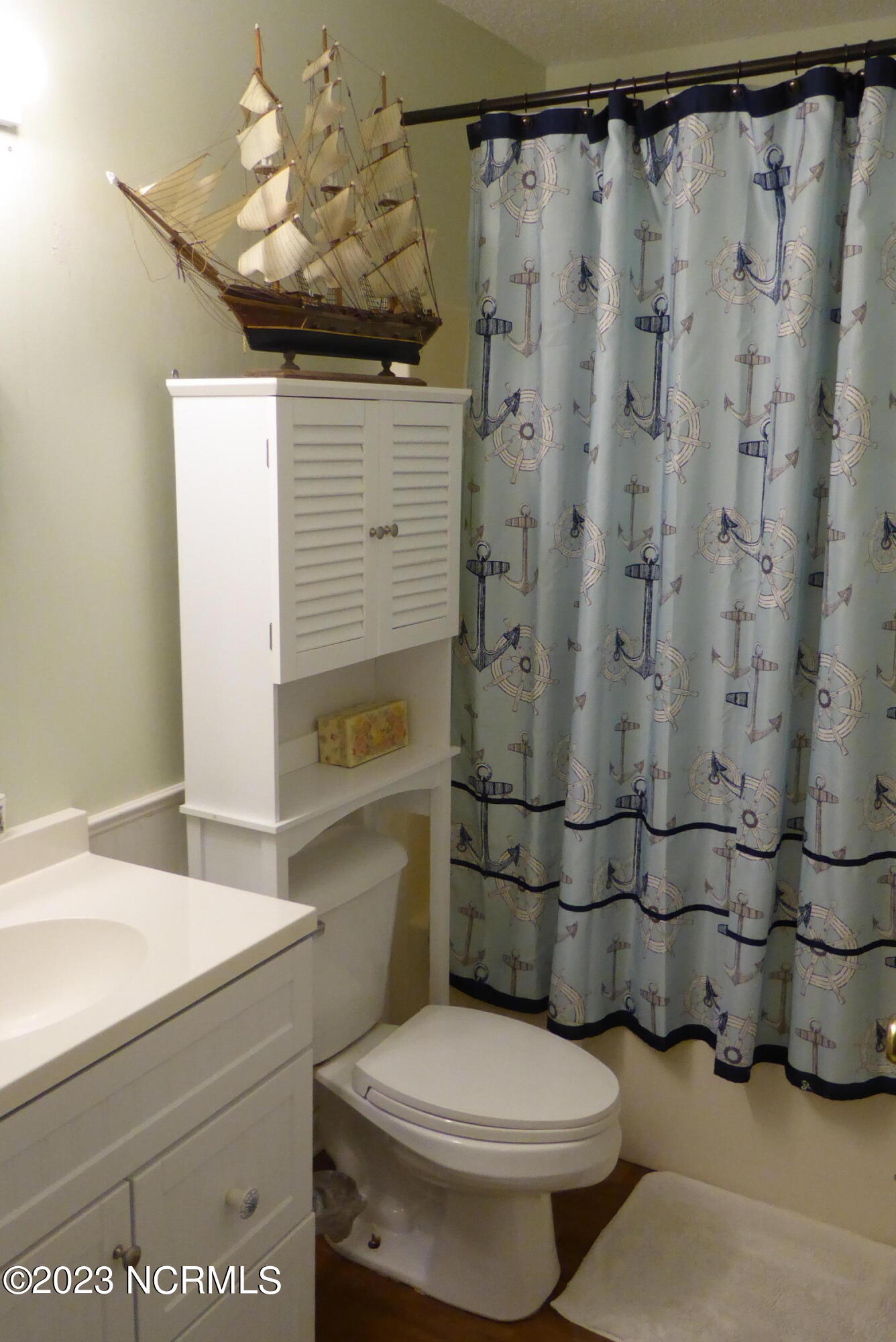 303 Barbour Road, Unit 403 Morehead City, NC 28557 - Photo 12 of 26 2nd bath