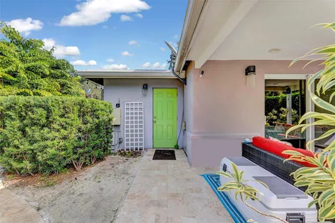a view of entryway with a livingroom