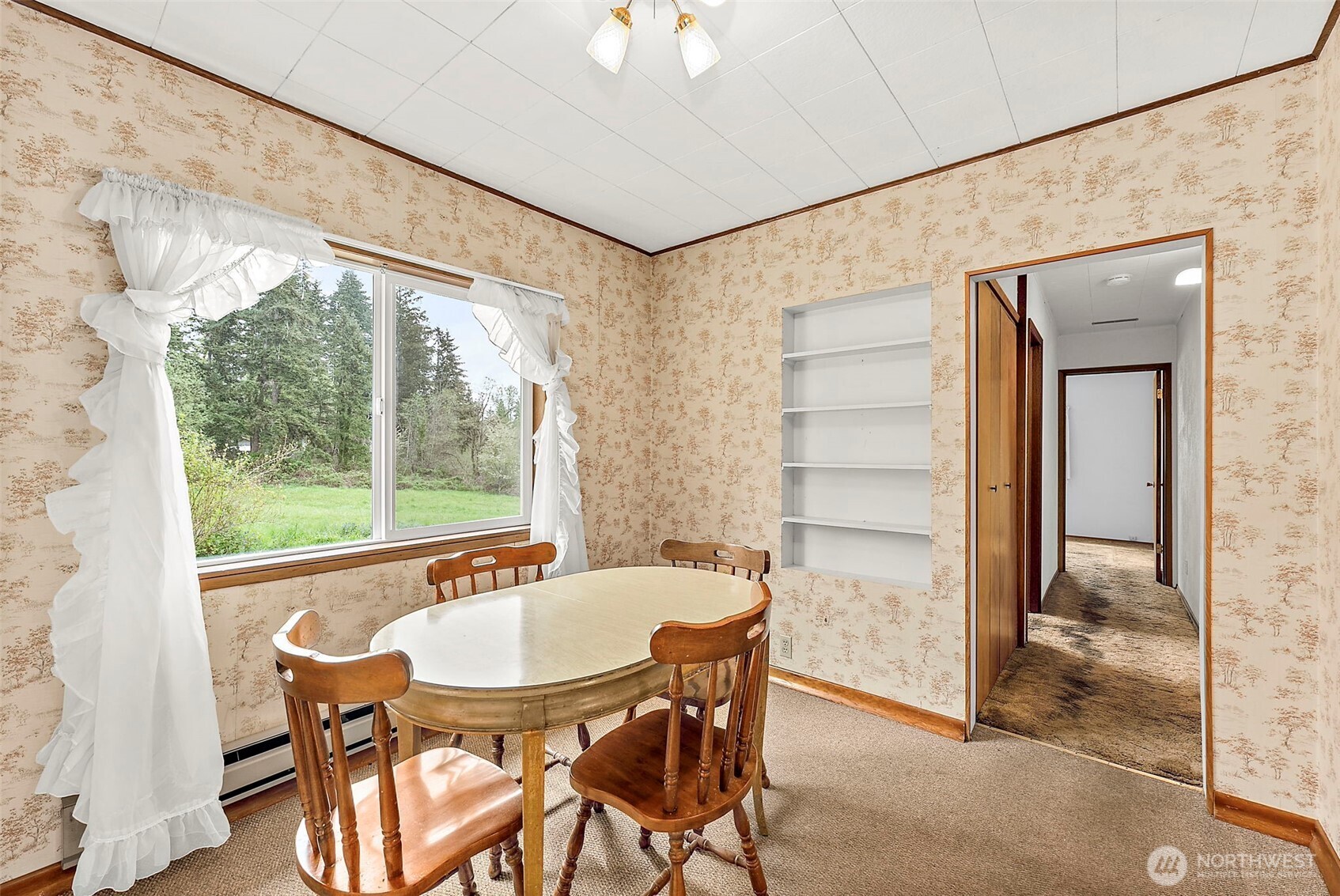 12106 County Line Road East Edgewood, WA 98372 - Photo 10 of 31 a dining room with furniture and window