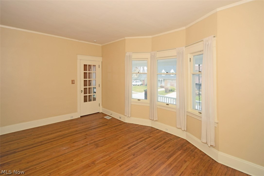 1507 Crest Road Cleveland, OH 44121 - Photo 4 of 34