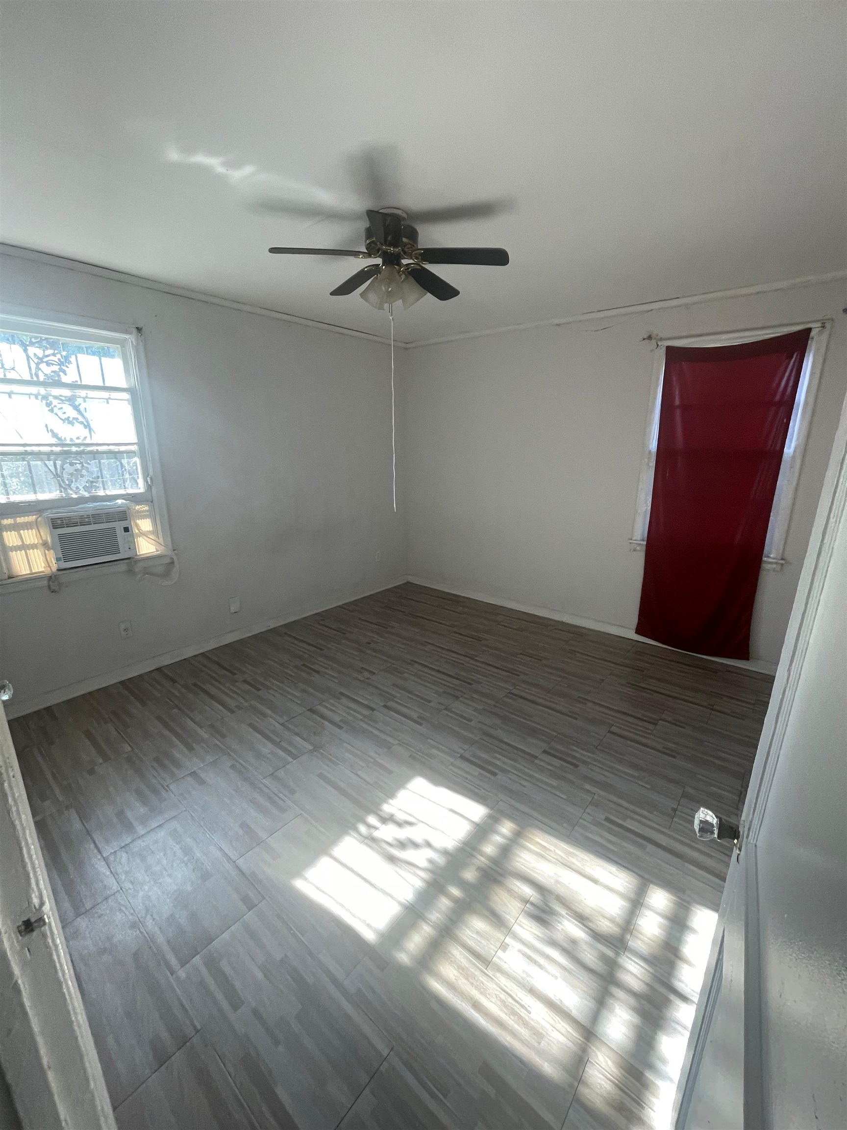 271 West Brooks Road Memphis, TN 38109 - Photo 7 of 17 Unfurnished room with ceiling fan and cooling unit